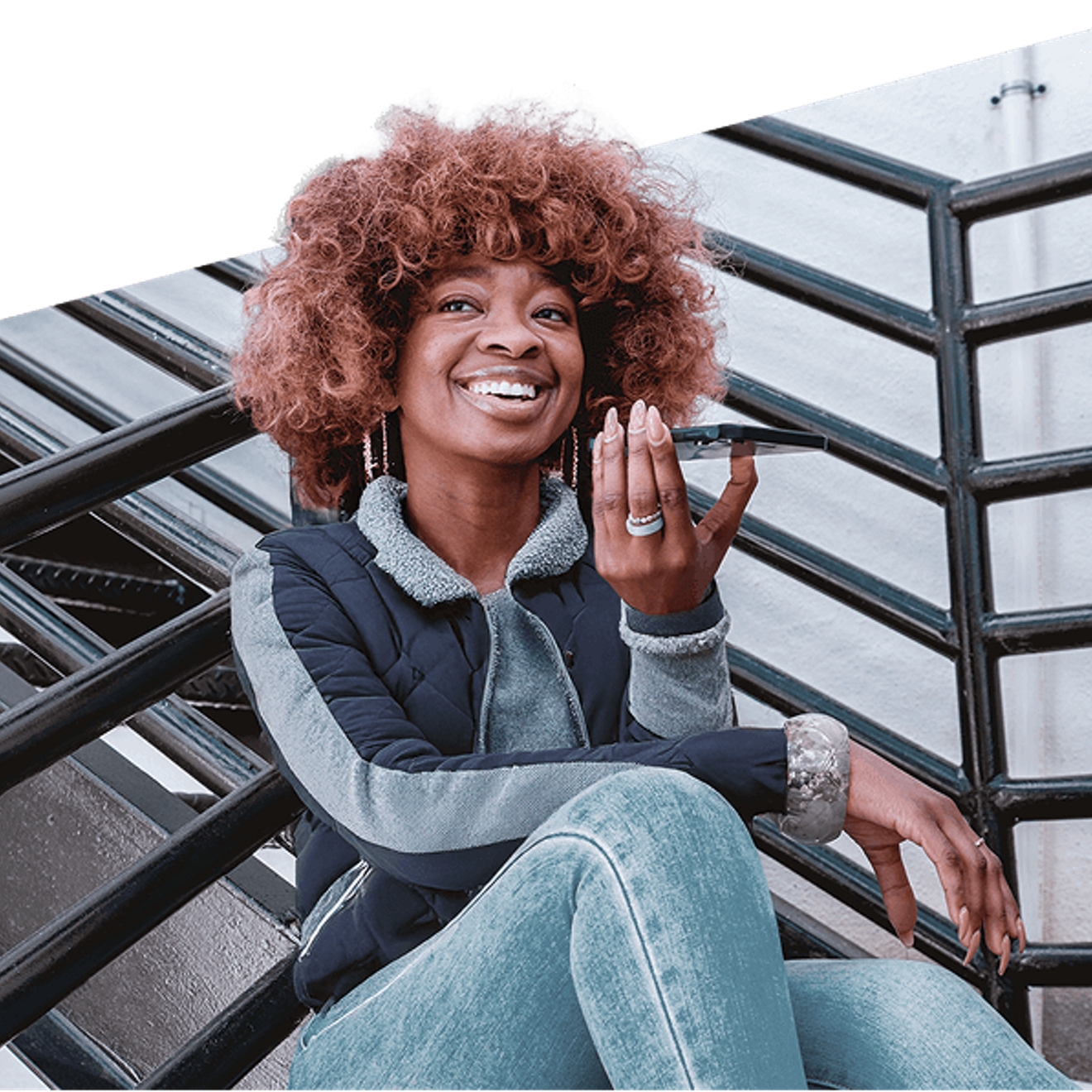 Mujer hablando por teléfono y sonriendo.