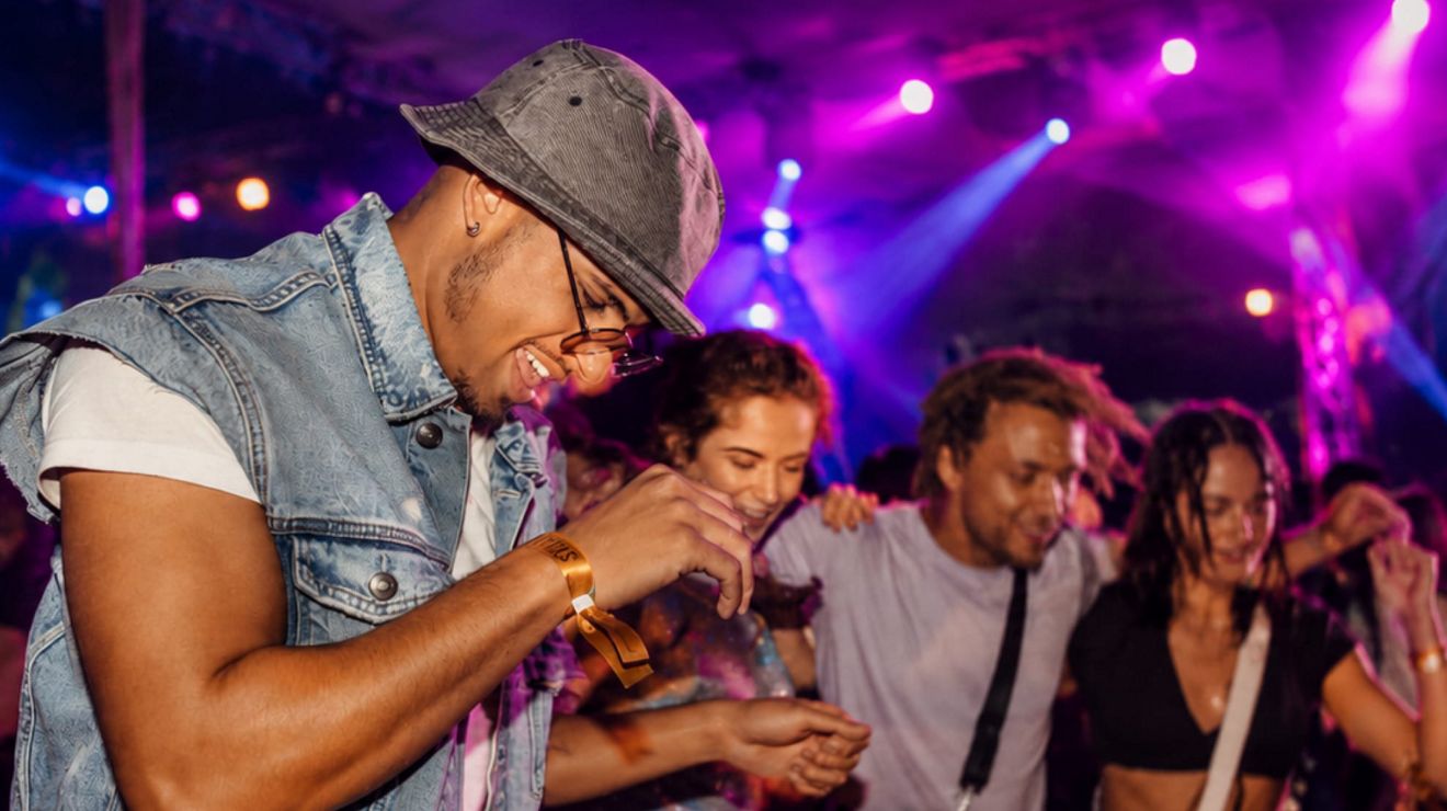 Un grupo de cuatro amigos disfrutando de un concierto.
