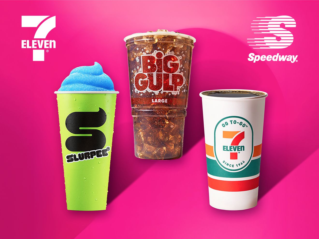Un Slurpee azul en un vaso amarillo neón, un vaso transparente de Big Gulp lleno de bebida cola y un vaso grande de café sobre un fondo magenta.