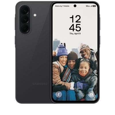 Samsung Galaxy A37 5G. Una familia disfrutando de un día de nieve en la pantalla de inicio de un teléfono.