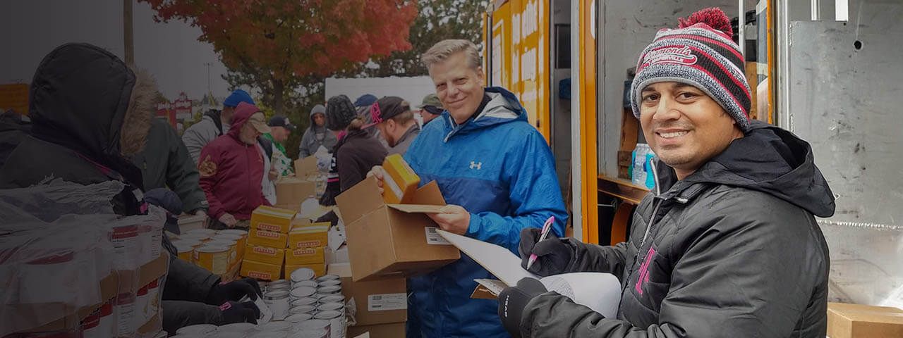 Empleado de T-Mobile trabaja como voluntario en banco de alimentos local