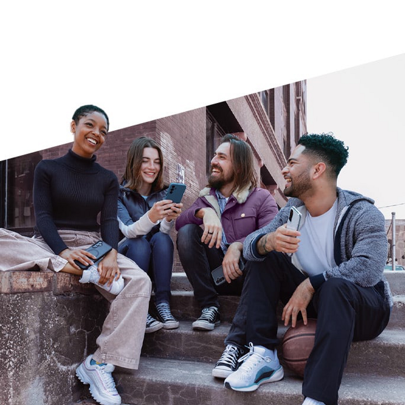 4 personas mirando un teléfono