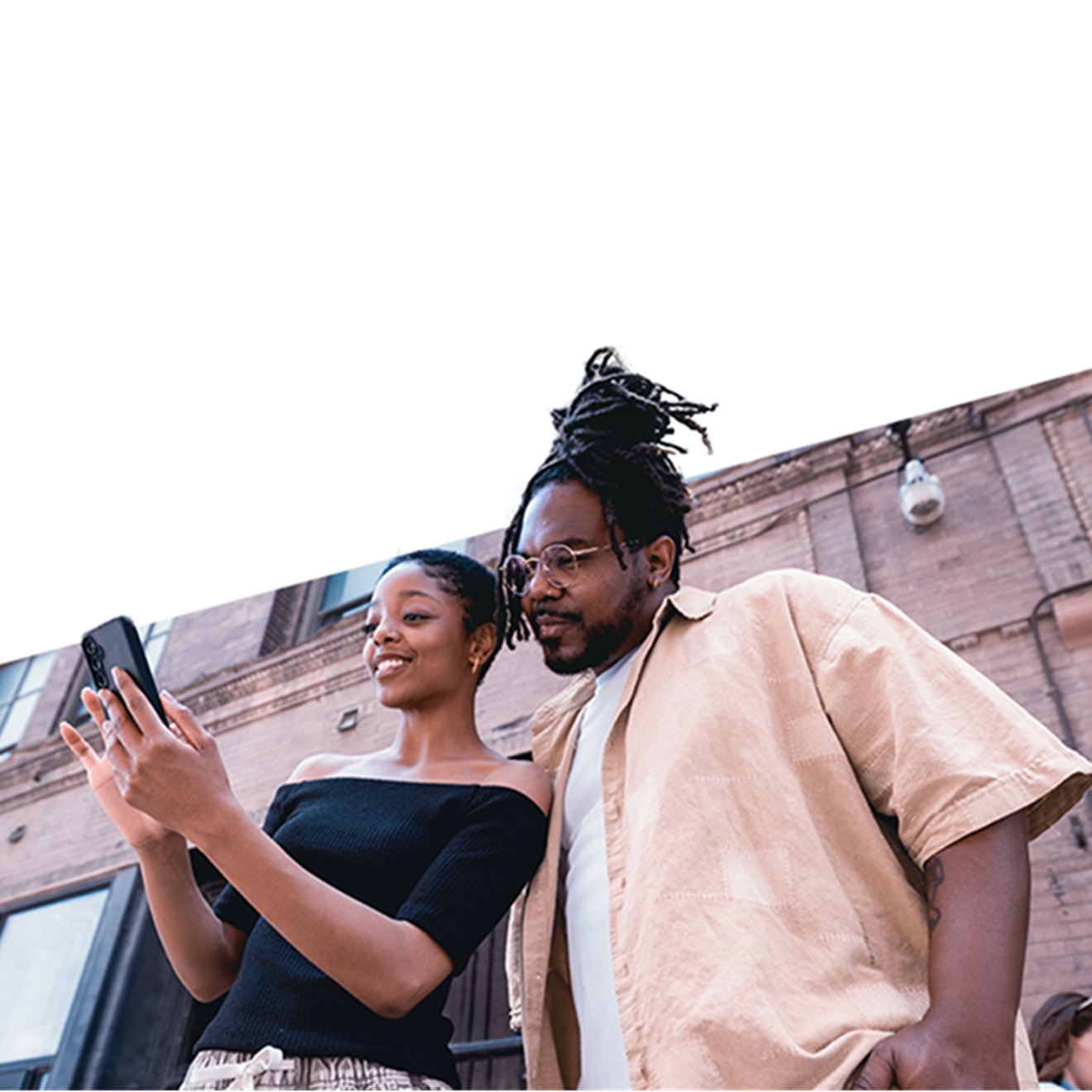 Pareja mirando fotos en su teléfono.
