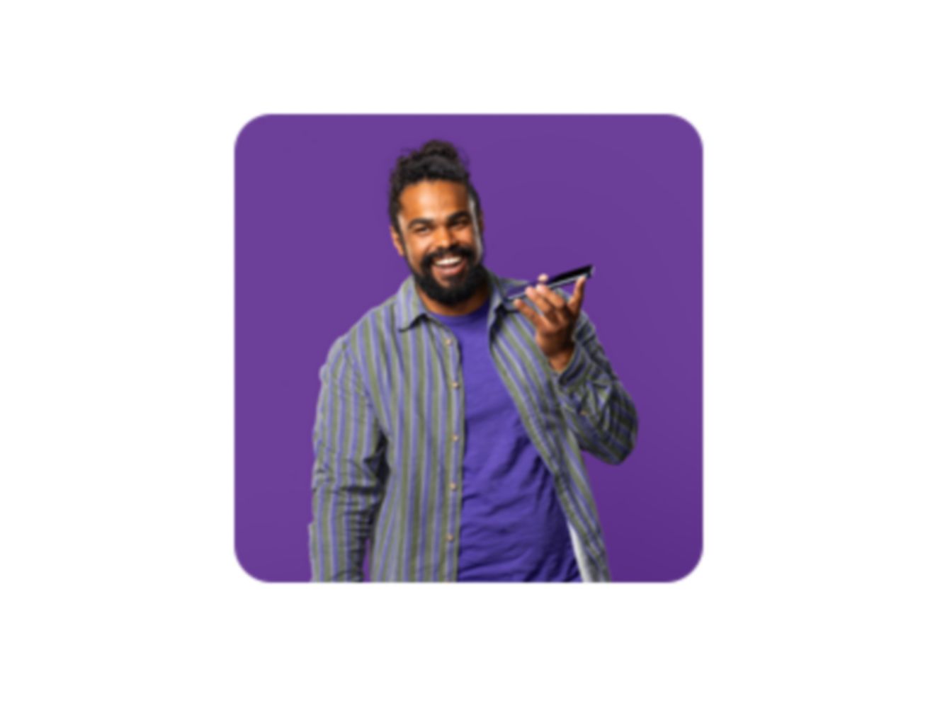 Hombre con ropa informal sonriendo mientras sostiene su smartphone.