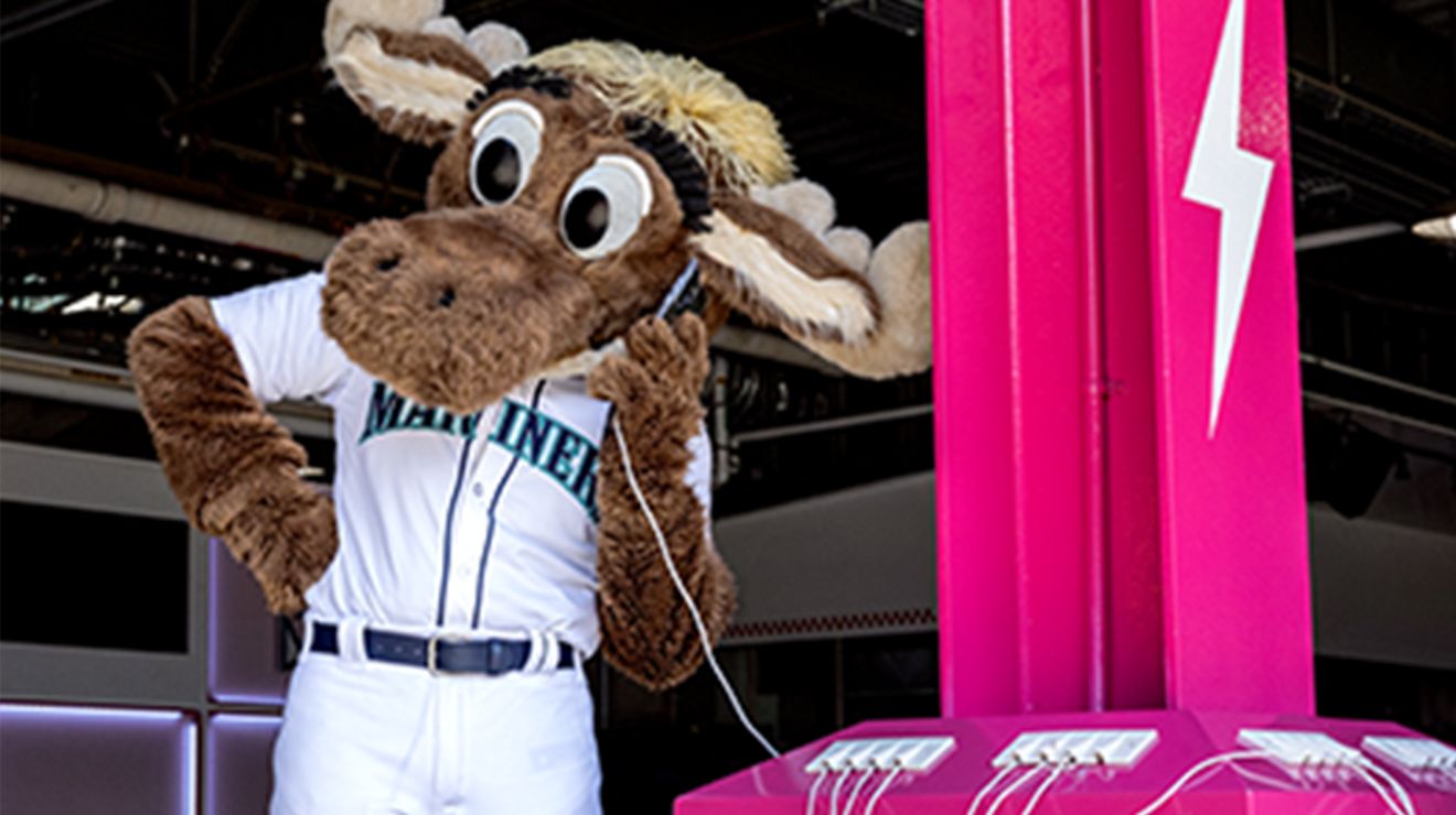 Mariner Moose charging his phone at Club Magenta.