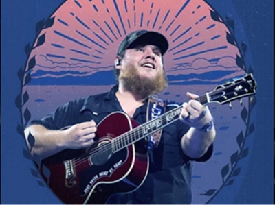 Persona tocando una guitarra.