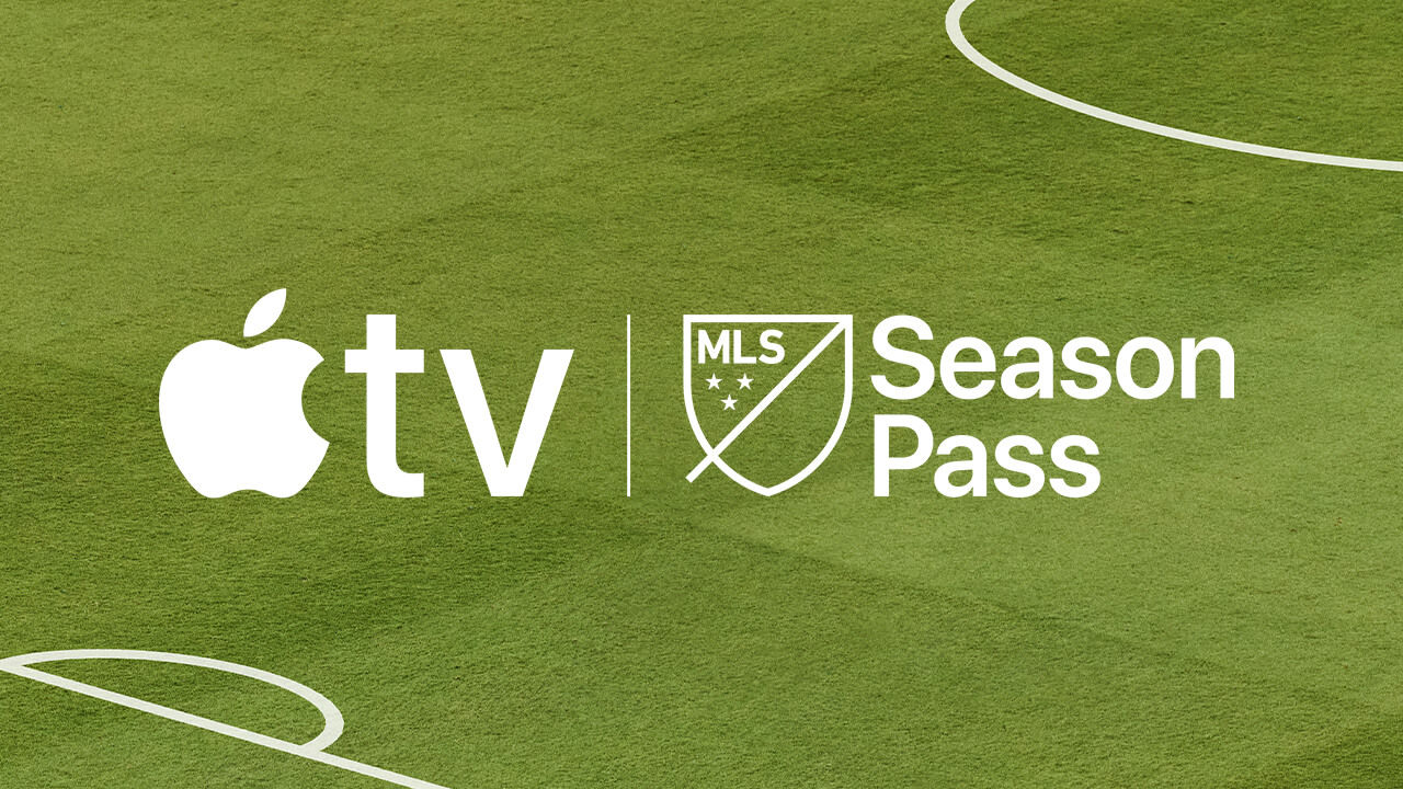 El logo de MLS Season Pass y Apple TV con un campo de fútbol de fondo.