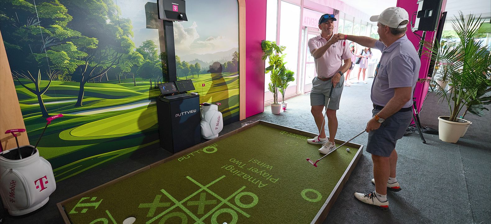 T-Mobile members playing PuttView in Club Magenta. 