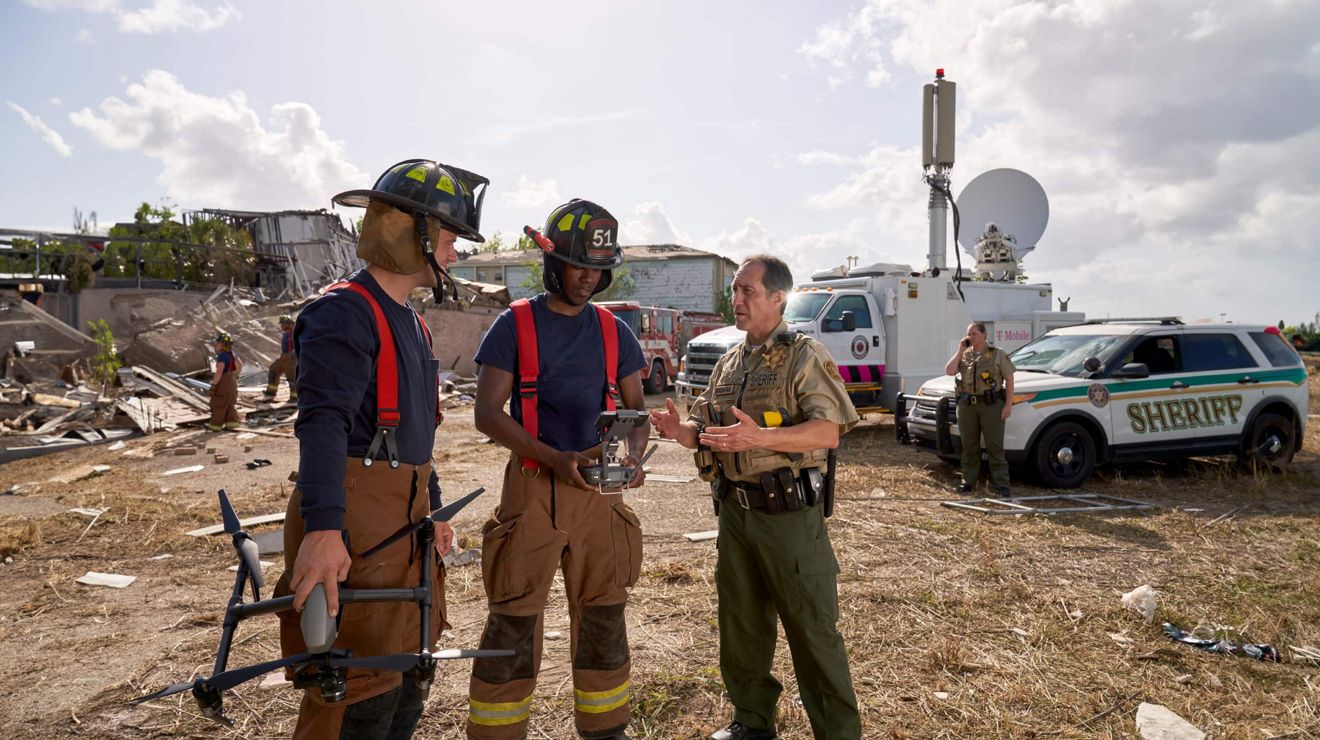 Firefighters and sherifs at an emergency site collaborate with the help of drones and our ERT.