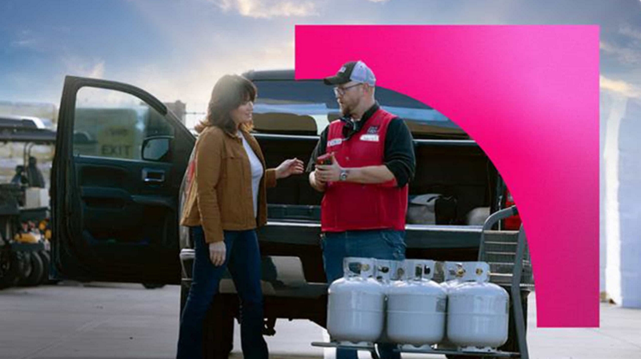 TSC associate helping customer with propane tanks