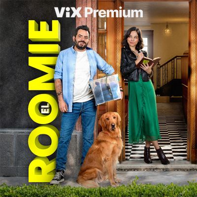 ViX Premium. El Roomie. Un hombre parado con un perro y sosteniendo una caja de almacenamiento. Una mujer apoyada en una puerta, sosteniendo un libro, mientras le sonríe al hombre.