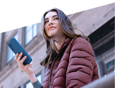 Una mujer mira su smartphone.