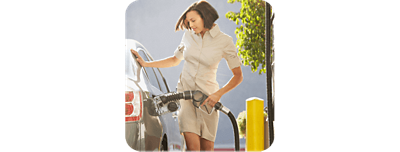 Una mujer sonríe mientras carga combustible.