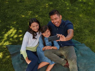 Outdoor family image.