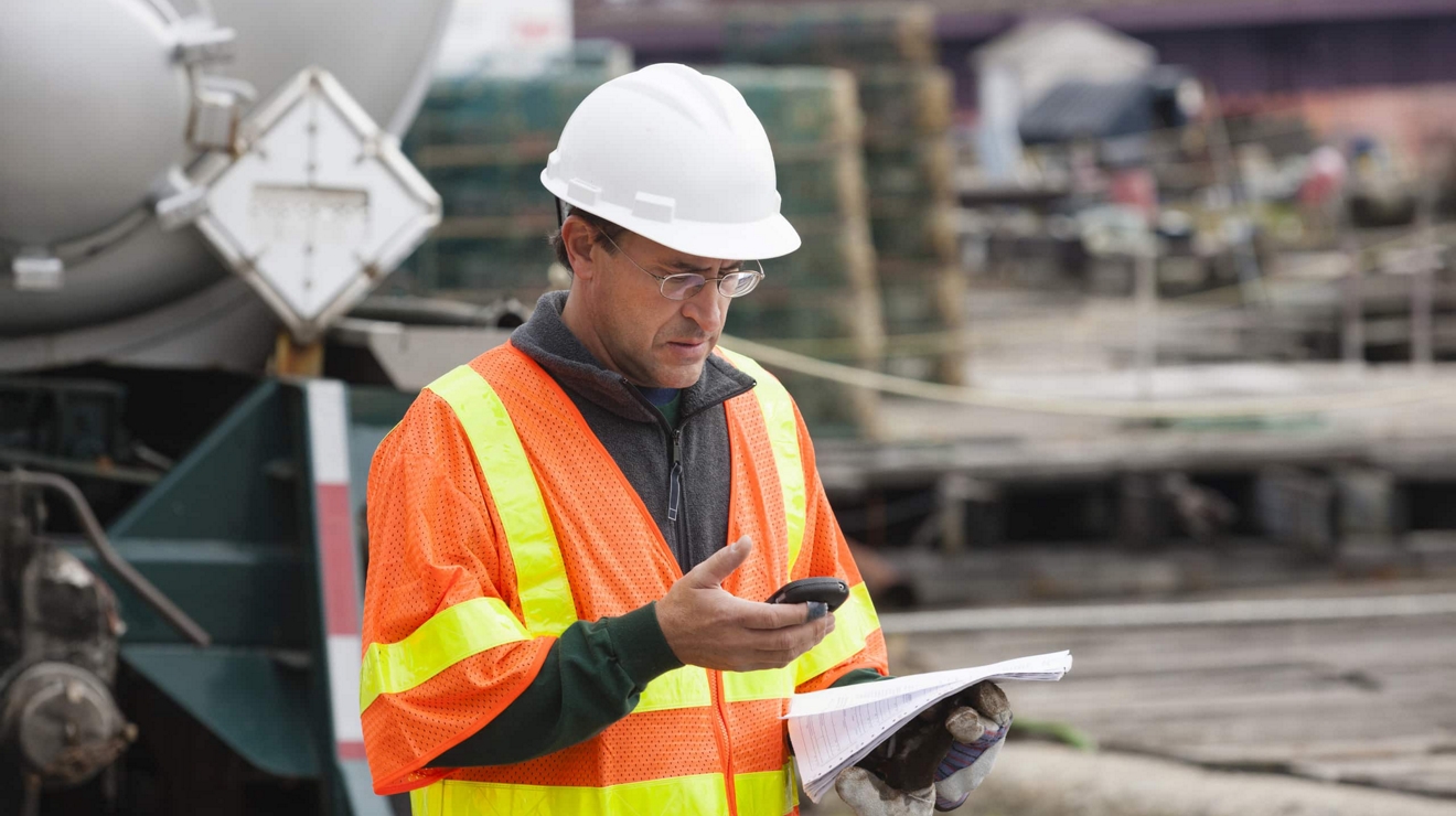 A road construction engineer on a job site sends a one-to-many ad hoc text using ESChat.