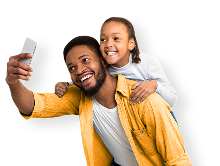 Padre e hijo sonriendo a un smartphone