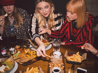 Personas compartiendo una comida juntas.