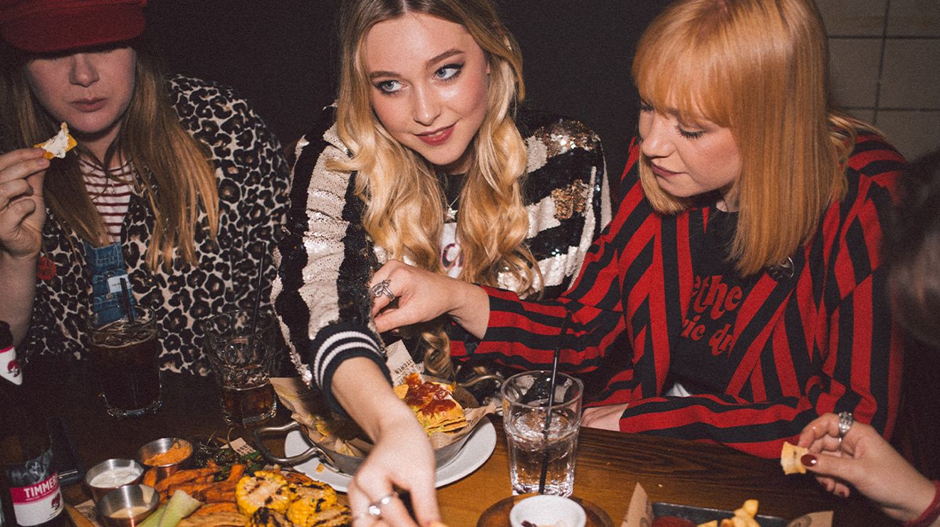 Tres mujeres cenando en un restaurante.