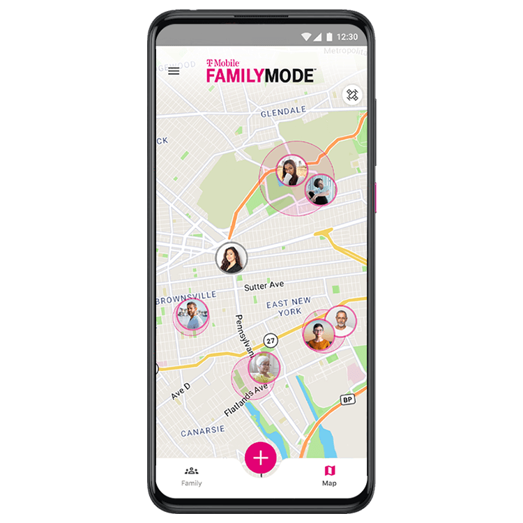 Teléfono con FamilyMode en la pantalla, mostrando la ubicación de contactos en vivo.