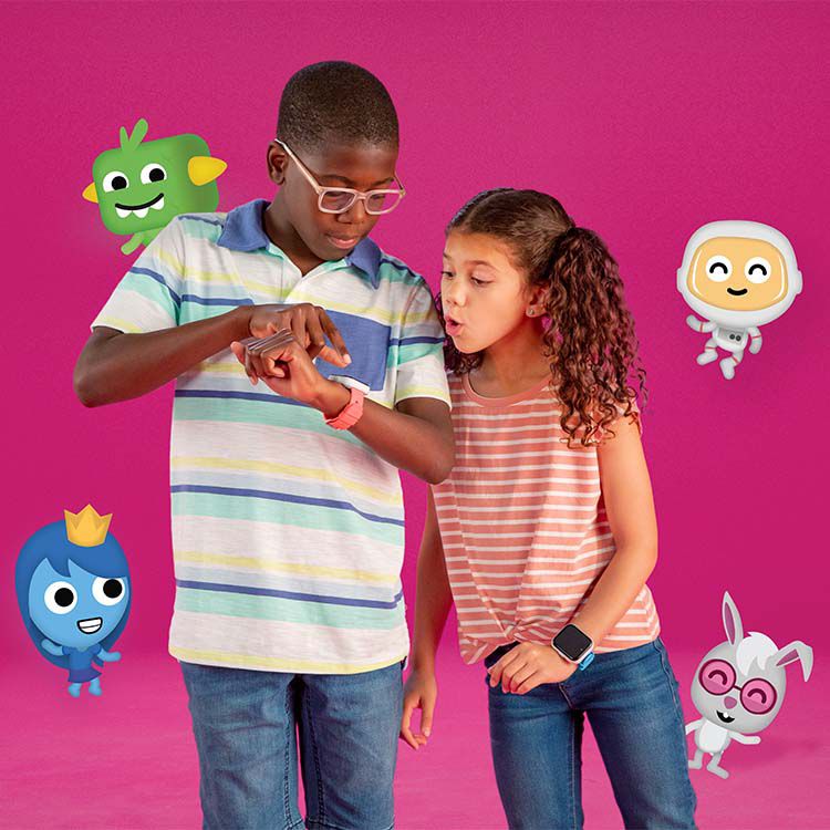 Un niño y una niña mirando los relojes Sync up Kids con personajes interactivos