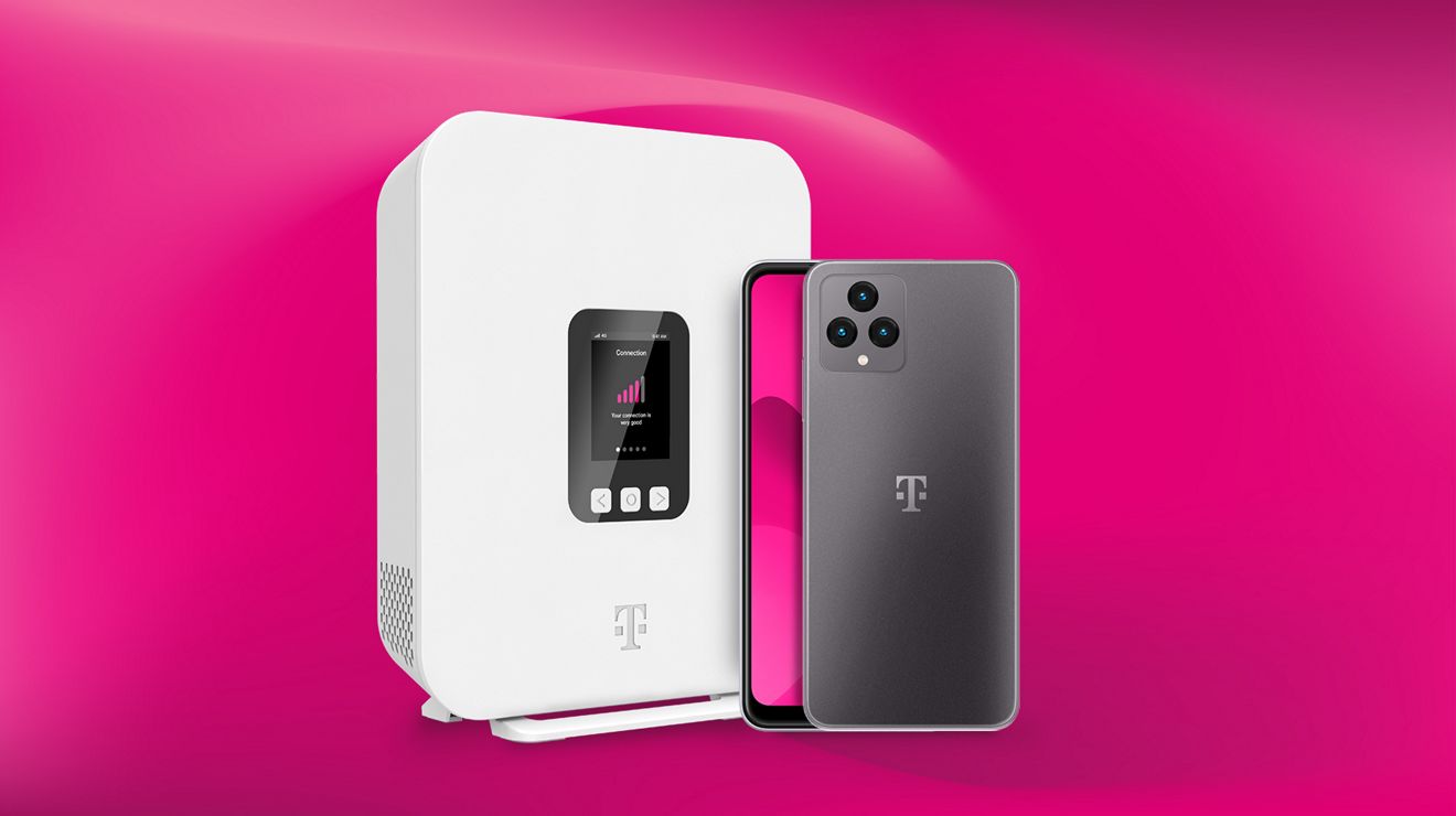 Un gateway de Internet 5G residencial de T-Mobile blanco junto a dos smartphones.
