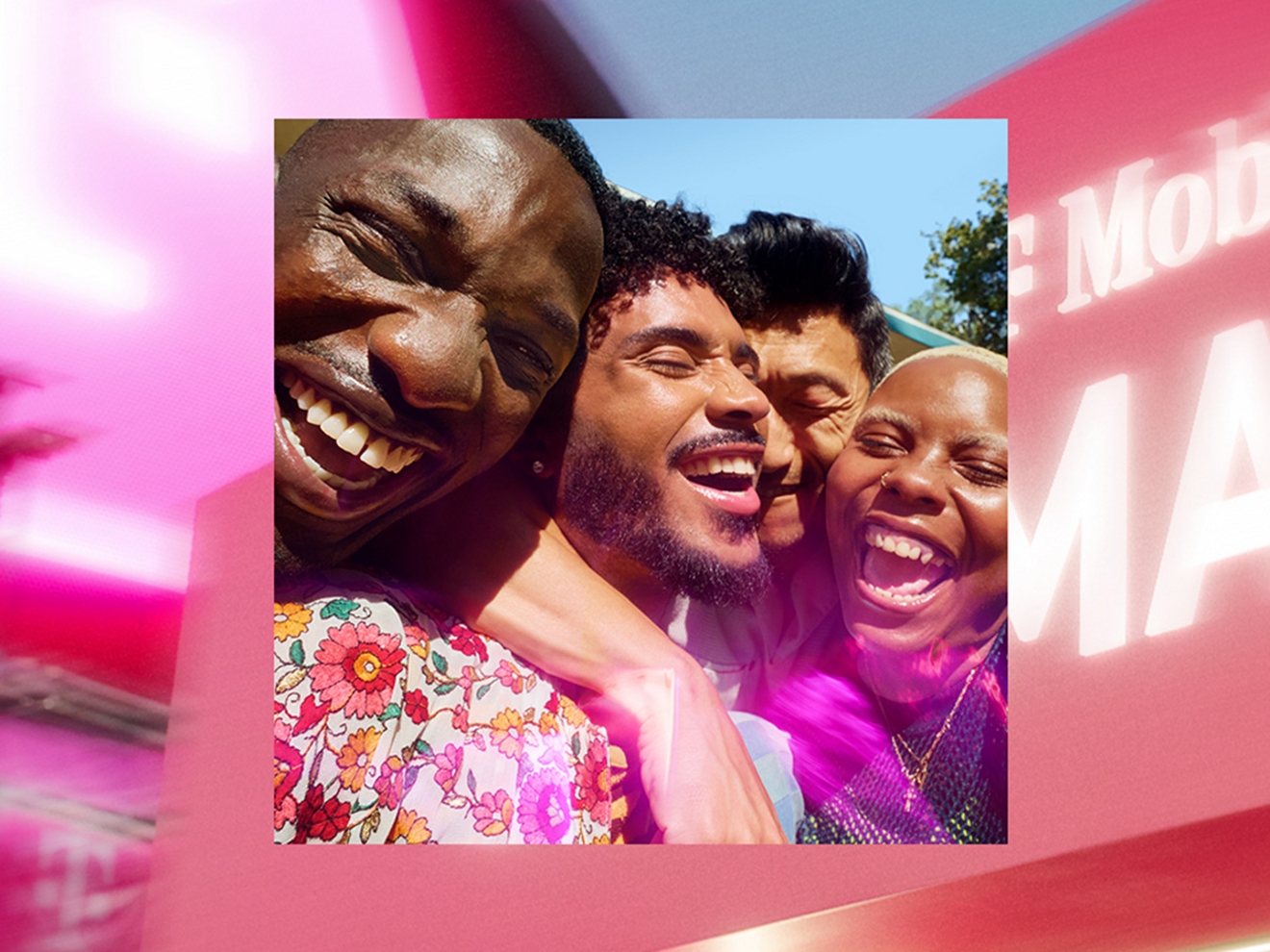 Un grupo de amigos reunidos muy juntos, todos sonriendo, riendo y abrazándose para tomarse un selfie.