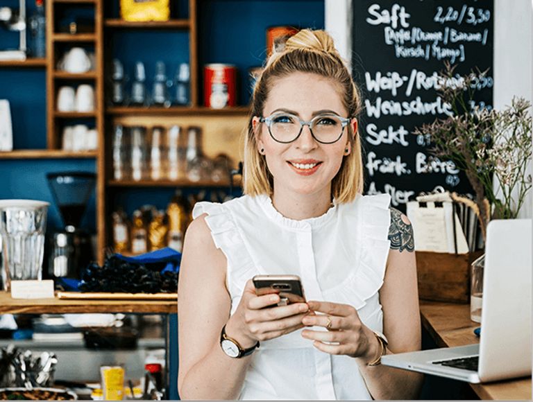 woman-smiling-smartphone