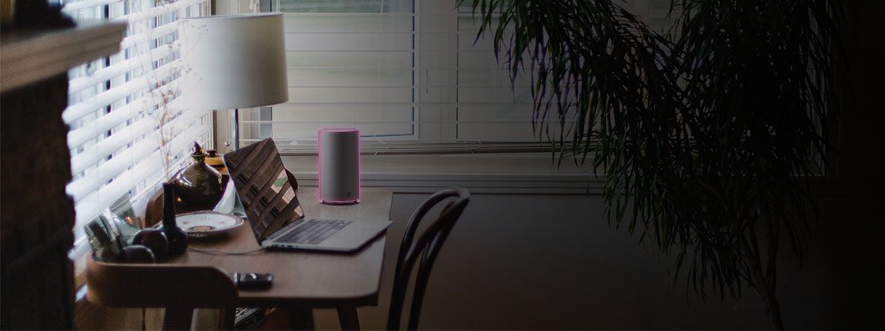 Un escritorio de oficina en el hogar con una laptop y puerta de enlace de Internet residencial de alta velocidad.