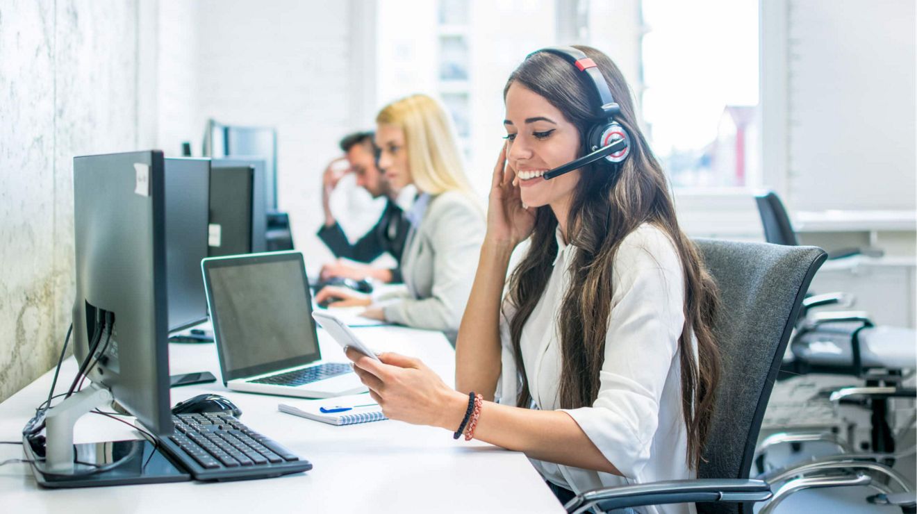 A skilled associate helps a J.B. Hunt independent contractor activate a replacement device.