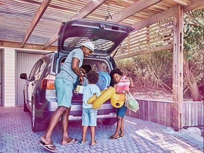 Una familia empacando para viajar.