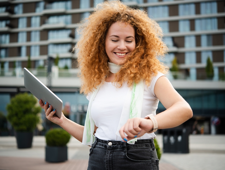 Una mujer mira su reloj inteligente.